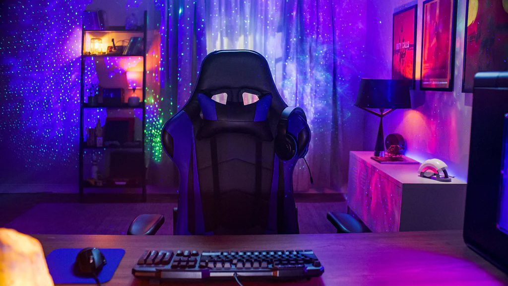 عکس نورپردازی اتاق گیمینگ با ریسه RGB